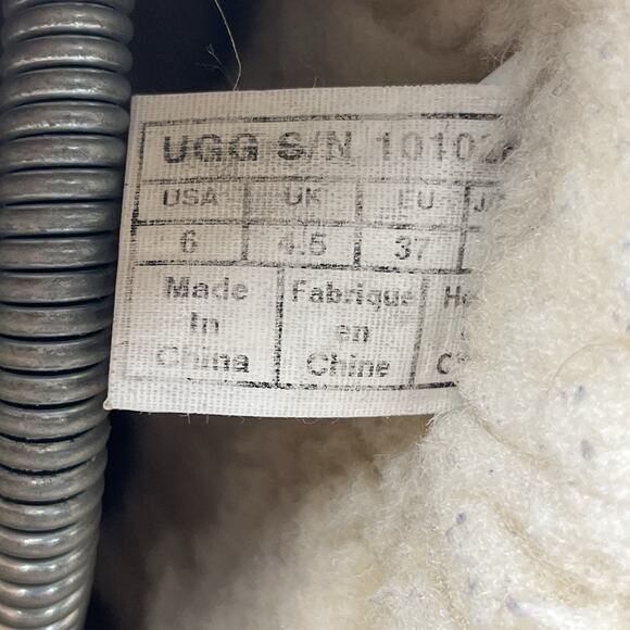 UGG Women’s Auburn Serape Water-resistant Gray Leather Short Boots Size 6 - Picture 5 of 9